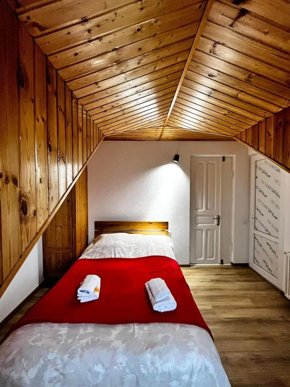 Nino & Irodi'S Guest House คูทายสิ ภายนอก รูปภาพ